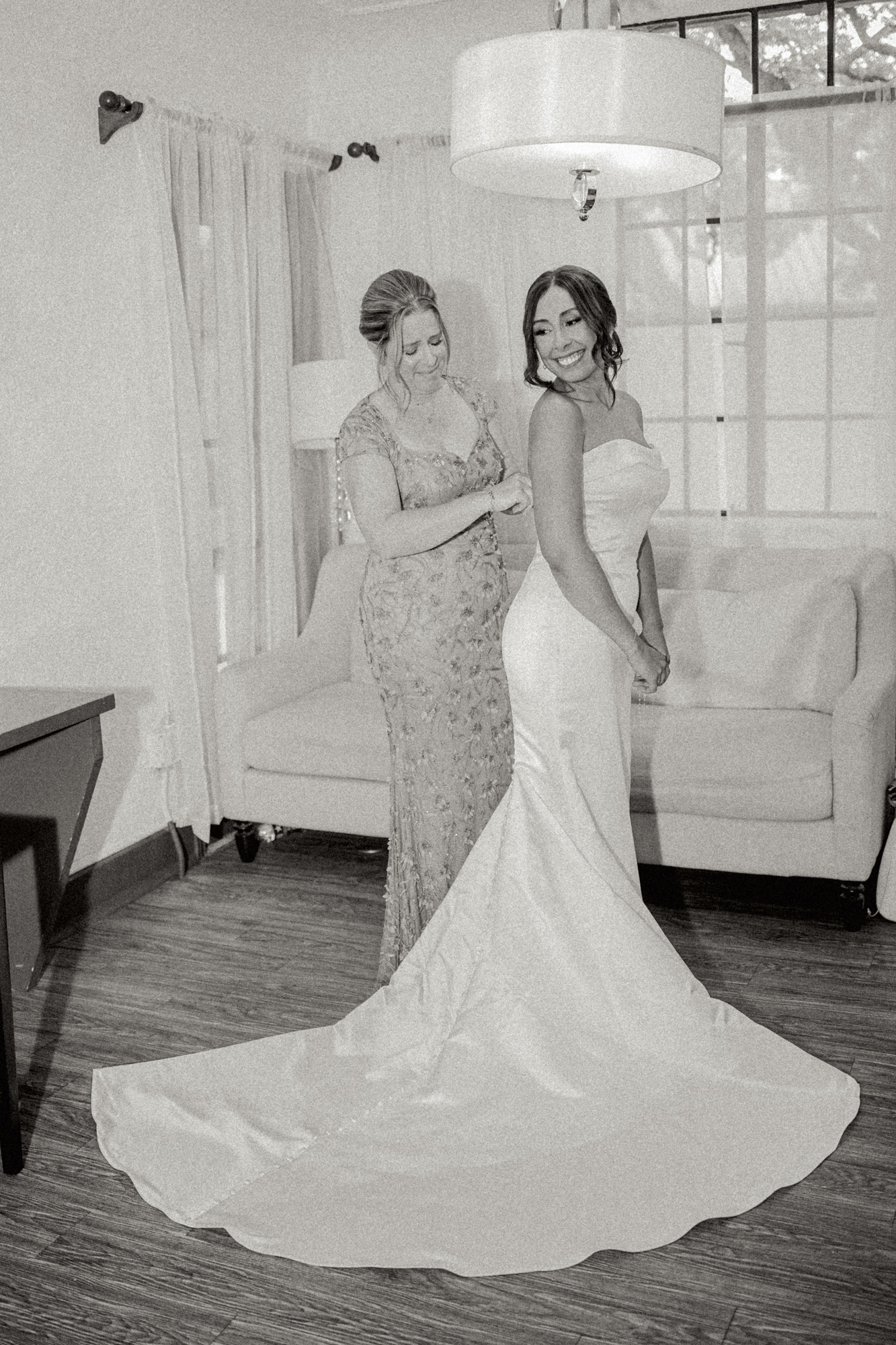 bride getting ready in the bridal suite at the Veranda by Lois M Photography 